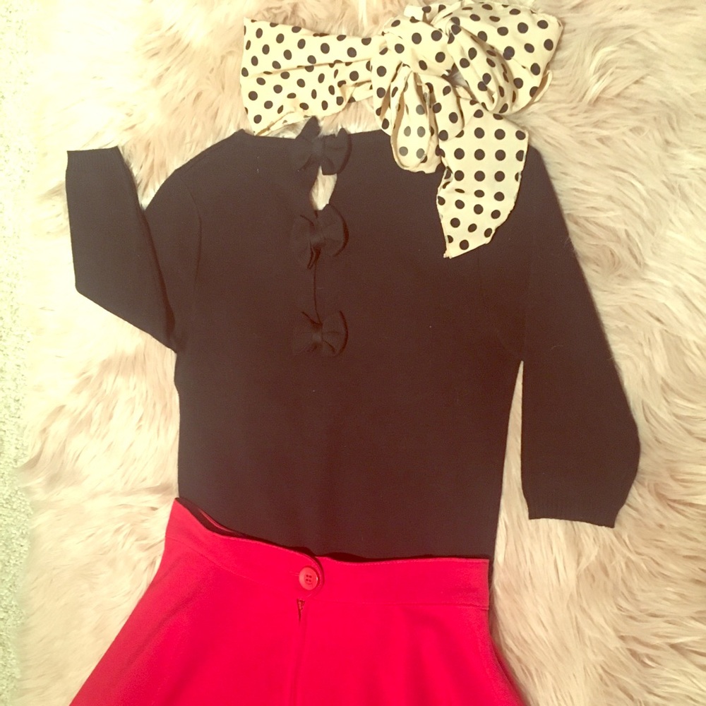 🌸 Cropped black sweater with back bow detail
